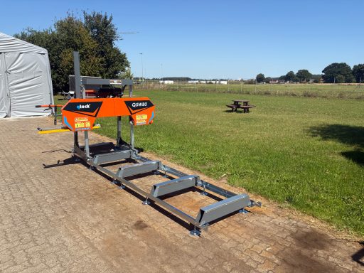 Maschinen Landwirtschaftliche Maschine auf einer Wiese, mit klarem Himmel im Hintergrund.